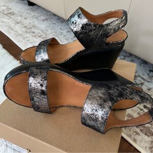 Gentle Souls by Kenneth Cole Juniper Berry Metallic Graphite Wedge Sandals